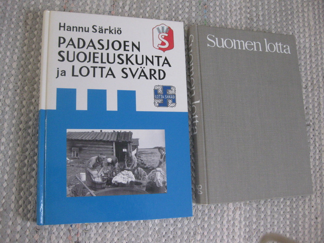 Kaksi teosta Lotta Svärd/Suojeluskunta-historiaa