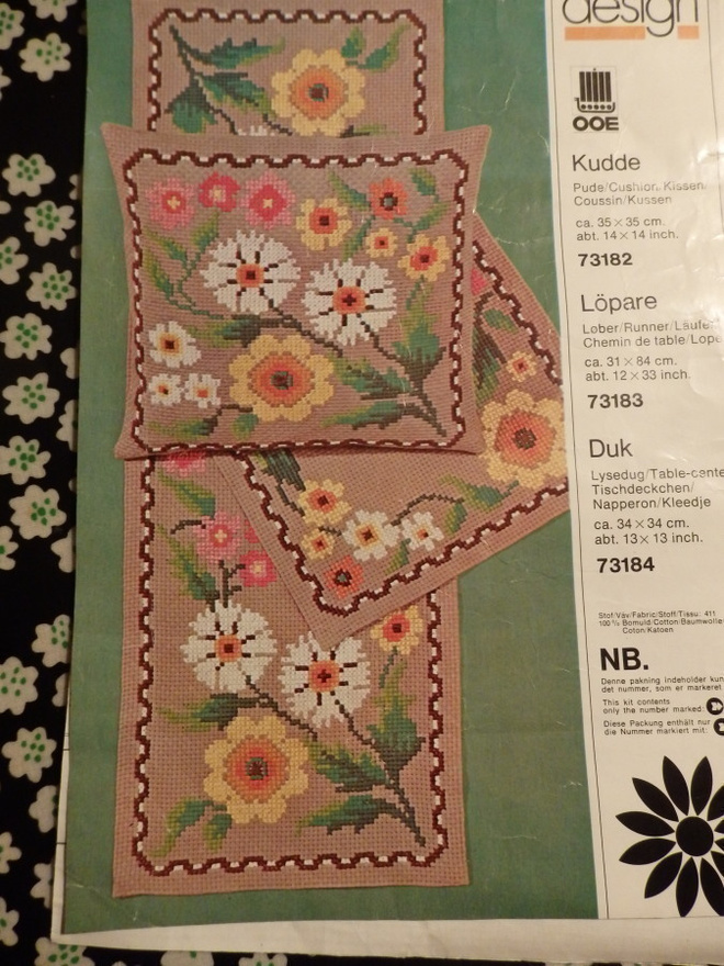 Ristipistomalli 2 värikästä liinaa ja tyyny OOE