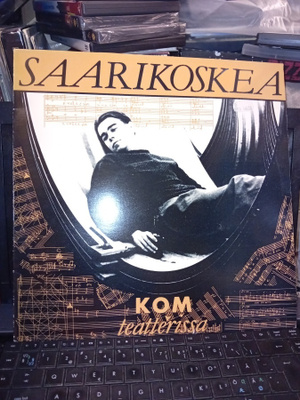 LP SAARIKOSKEA KOM TEATTERISSA ( SIS POSTIKULU)