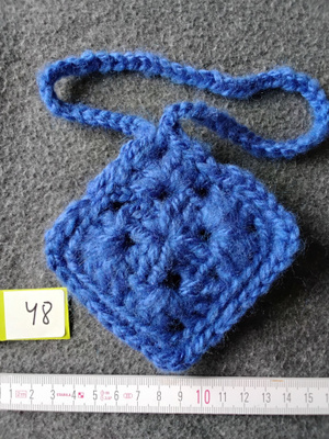 Alina´s Handmade virkattu avaimenperä airpodin suojakoteloon