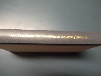 ARTO PAASILINNA : HIRTTÄMÄTTÖMIEN LURJUSTEN YRTTITARHA