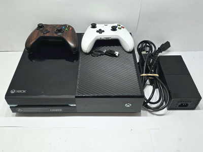 Xbox One konsoli + 2 ohjainta [1]