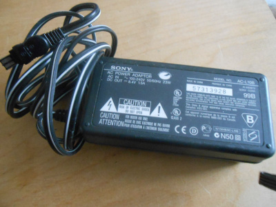 Sony alkuperäinen laturi AC-L10B, Out 8,4V, 1,5A.