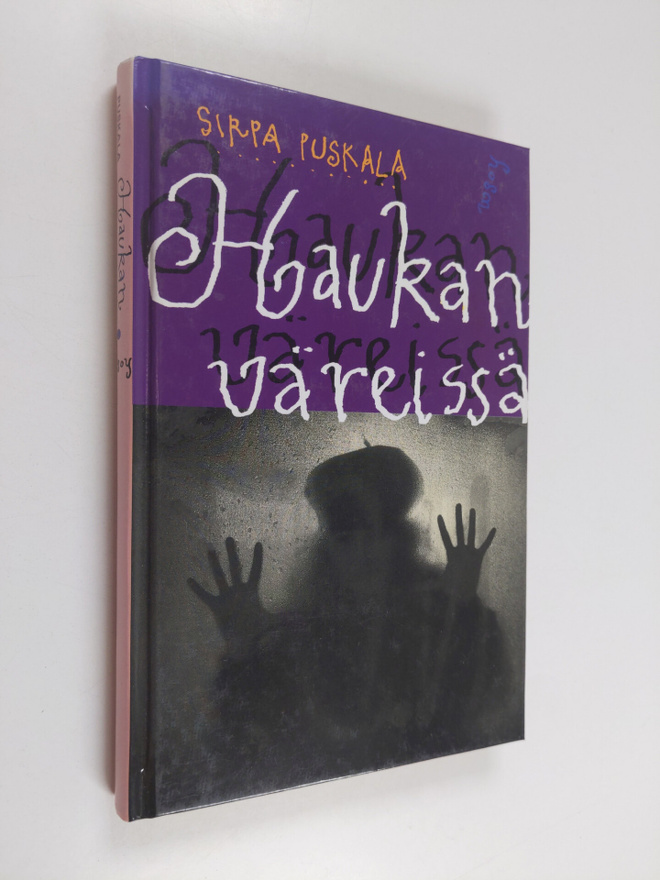 Sirpa Puskala : Haukan väreissä
