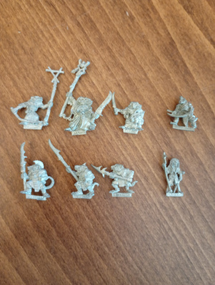 Warhammer Skaven miniatyyreja ja Skeleton ja Dark Elf
