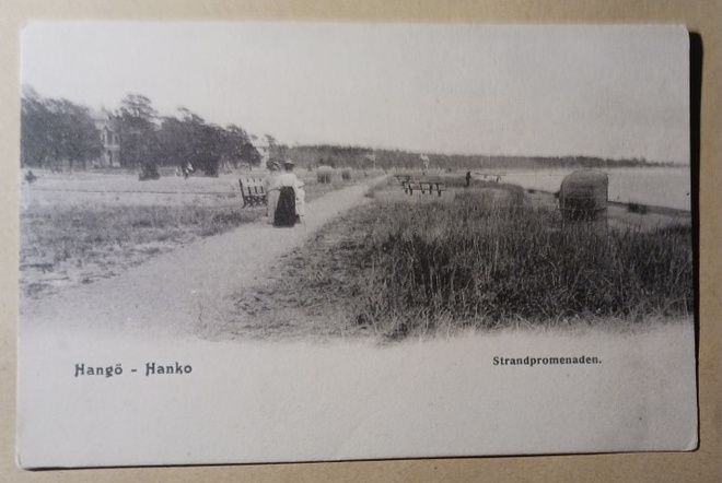 Hanko, leidit ja tyttö kävelyllä Rantapromenaadilla, ei p.
