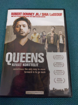 QUEENS -Kovat korttelit (Robert Downey Jr.)***
