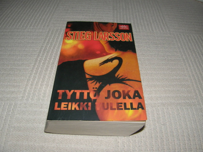 Stieg Larsson Tyttö joka leikki tulella  -pok