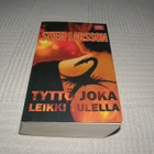 Stieg Larsson Tyttö joka leikki tulella -pok - pikkukuva 1