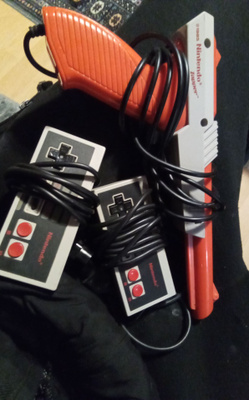 Nintendo 8-bit ohjaimet ja pyssy