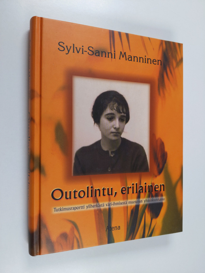 Sylvi-Sanni Manninen : Outolintu, erilainen : tutkimusrap...