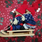 Tonttutyttö ja -poika kelkkailemassa figuuri - pikkukuva 4