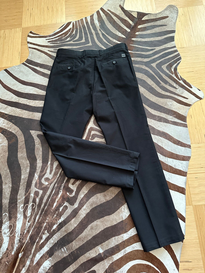 Miesten mustat Hugo Boss housut koko 50