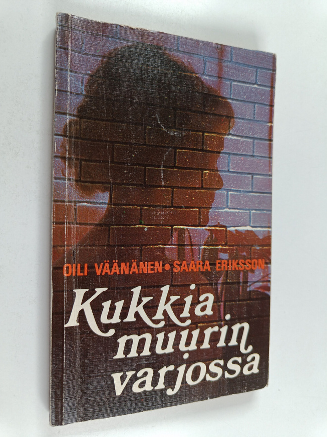 Oili Väänänen : Kukkia muurin varjossa : elämäntarina