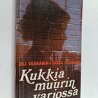 Oili Väänänen : Kukkia muurin varjossa : elämäntarina - pikkukuva 1