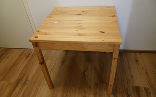 Pöytä 70cm x 70cm x 70cm