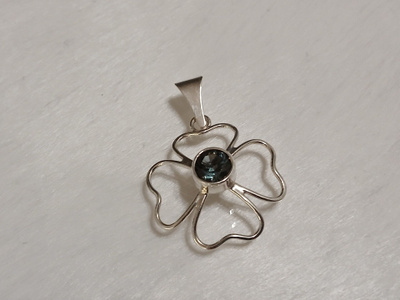 Kotimainen Design Hopea riipus kivellä KI 925