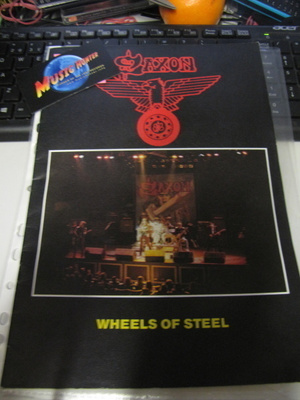 SAXON WHEELS OF STEEL KIERTUEKIRJA -80 BÄNDIN NIMMAREILLA