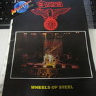 SAXON WHEELS OF STEEL KIERTUEKIRJA -80 BÄNDIN NIMMAREILLA - pikkukuva 1
