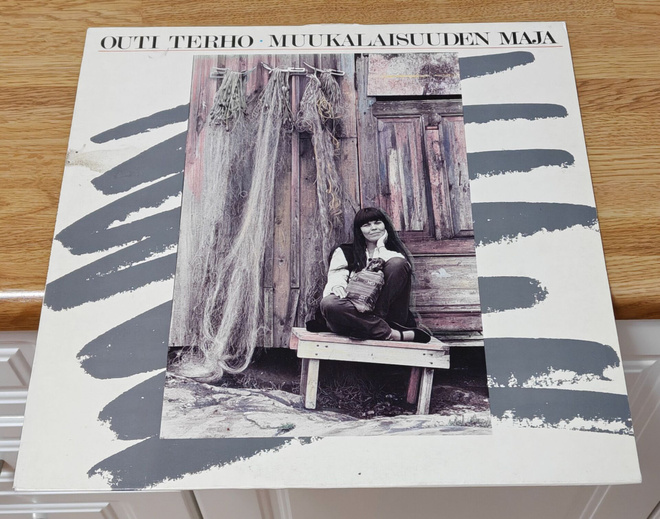 Outi Terho Muukalaisuuden Maja LP