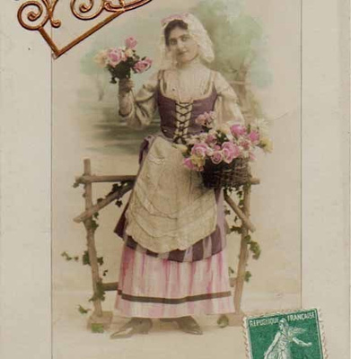 NAINEN / Folklore mademoiselle ja ruusuja. 1900-l.
