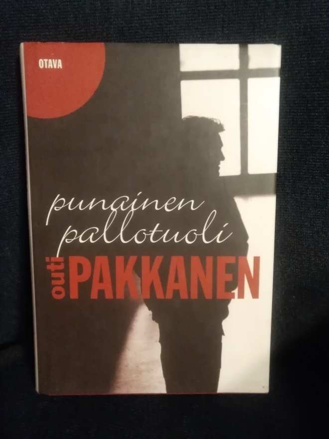 Outi Pakkanen: Punainen pallotuoli