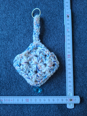 Alina´s Handmade virkattu avaimenperä airpodin suojakoteloon