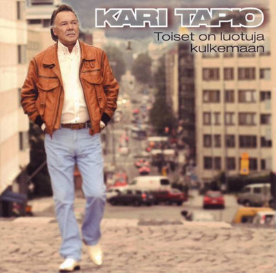 KARI TAPIO : Toiset on luotuja kulkemaan