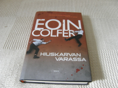 Eoin Colfer Hiuskarvan varassa -sid