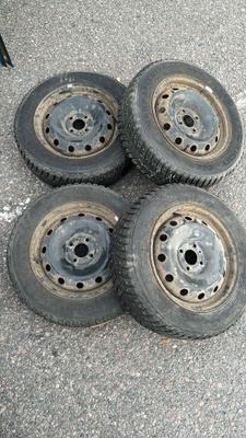 Nokian Hakkapeliitta2 talvirenkaat 4 kpl + peltivanteet, 18