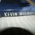 Kevin Wignall  Lipun varjo   -sid - pikkukuva 2