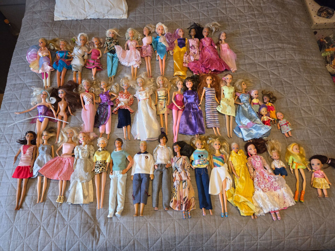 44kpl Barbie nukkeja ja kaappi ja paljon Barbie vaatteita