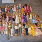 44kpl Barbie nukkeja ja kaappi ja paljon Barbie vaatteita - pikkukuva 1