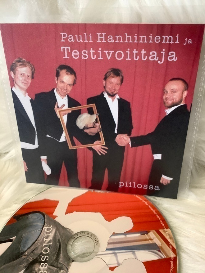 PAULI HANHINIEMI JA TESTIVOITTAJA:PIILOSSA  (KOLMAS NAINEN)