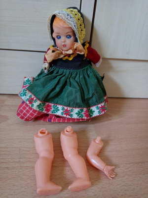 Matkamuisto nukke kansallispuvussa