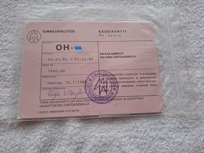 Suomen Ilmailuhallituksen myöntämä kausikortti vuodelta 1989