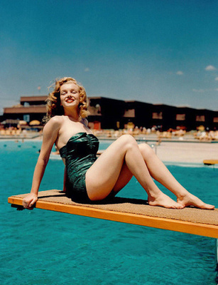 MARILYN MONROE - Säihkyvä kaunotar hyppylaudalla - valokuva