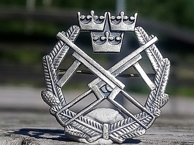 Hopeavärinen ammuntamerkki. Valmistajan leimalla. Halkaisija