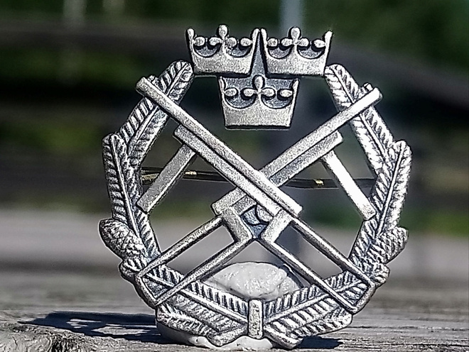 Hopeavärinen ammuntamerkki. Valmistajan leimalla. Halkaisija