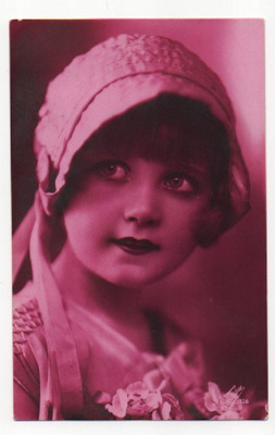 Violetti sävyinen tytön kuva (R)