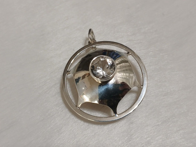 Kotimainen Desing hopea riipus kivillä 925