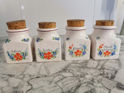 Keraamiset maustepurkit