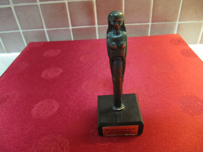 Artemission Nun Archaic 600 BC figuuri