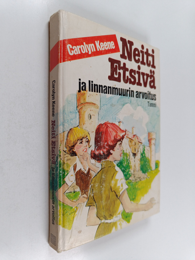 Carolyn Keene : Neiti Etsivä ja linnanmuurin arvoitus