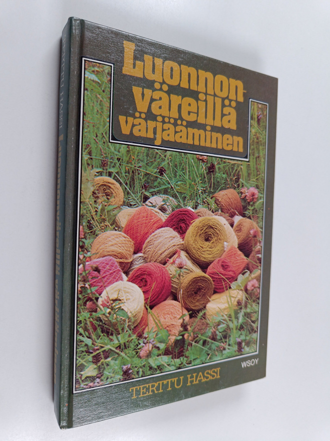 Terttu Hassi : Luonnonväreillä värjääminen
