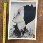 TUTTA ROLF, SIGNEERATTU VALOKUVA - pikkukuva 1