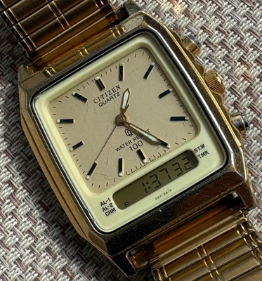 Vintage Citizen Ana-Digi joustorannekkeella.