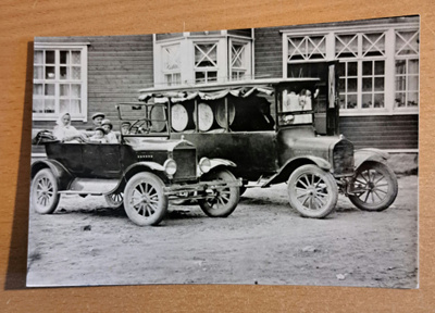 vanhoja autoja vuosilta 1920-30, kulkematon