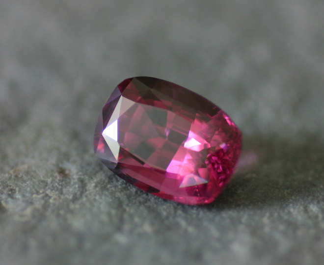 Punainen spinelli 3.73ct Suomen Jalokivilaboratorio todistus