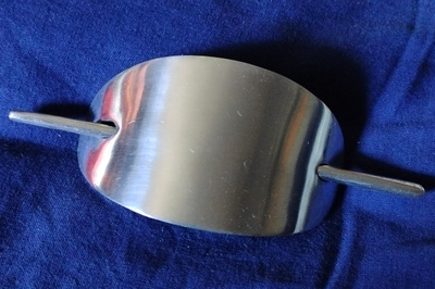 Hopeanvärinen hiussolki metallia
